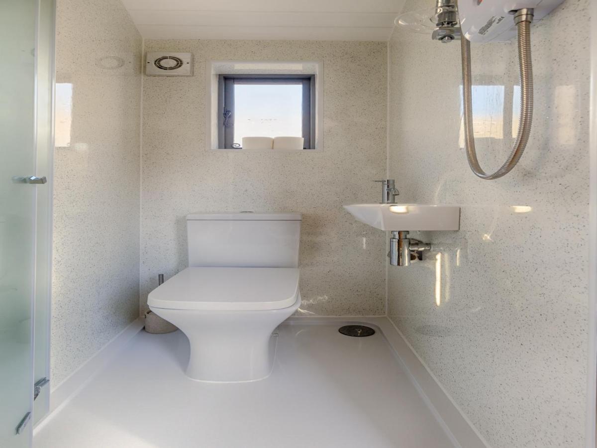 Pass The Keys Whitstable Shepherds Hut Minutes From The Harbour Exterior foto